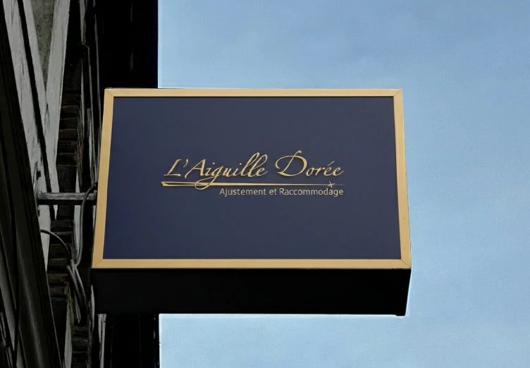 Enseigne extérieure — lisible de jour comme de nuit